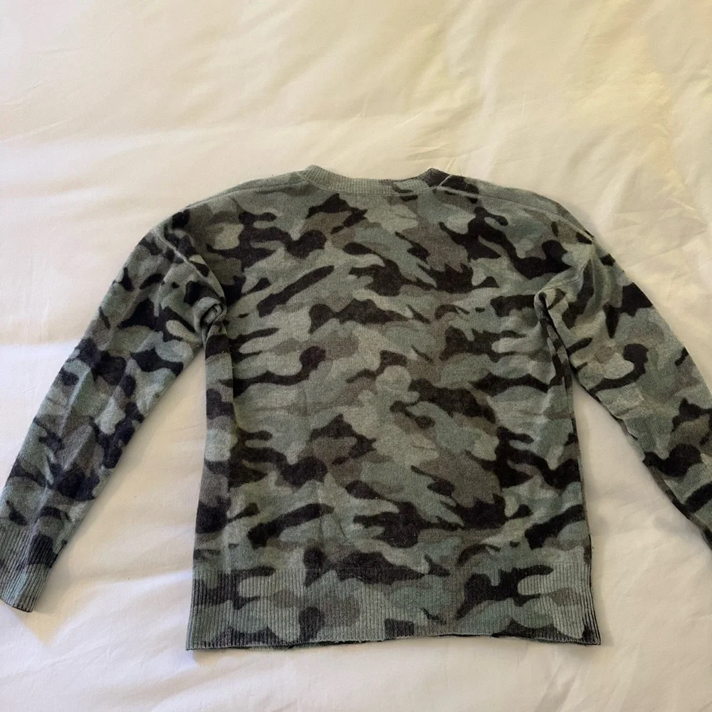 27 Miles Malibu Cashmere V Neck Sweater in Blue Camo - Picture 4 of 4